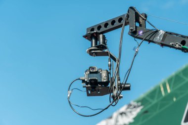 Güneşli bir günde caddede yapılacak konsere hazırlık. Gökyüzüne karşı fotoğraf ekipmanı ve sahnenin bir parçası