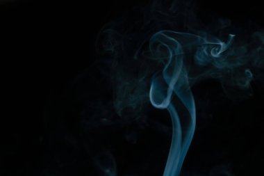 Siyah arka planda kopya alanı olan güzel soyut mavi duman. Sanat tasarımı veya çizimi için duman arka planı. Dumanın soyut figürü