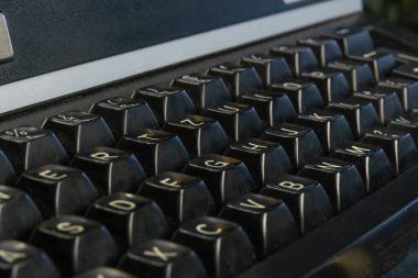 Alfabedeki Latince harflere sahip eski bir daktilonun yakın çekimi