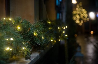 Noel süslemeleri pencerenin dışından