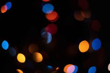 Noel arkaplanı, odağından çıkan Noel ışıkları, renkli bokeh