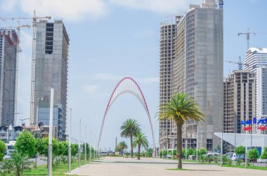 İnşaat alanındaki inşaat vinci olan binalara bak