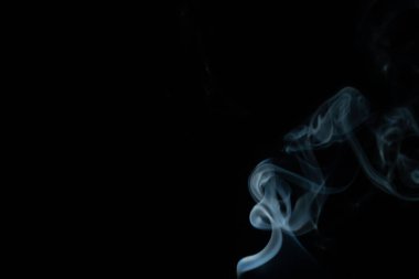 Siyah arka planda kopya alanı olan güzel soyut mavi duman. Sanat tasarımı veya çizimi için duman arka planı. Dumanın soyut figürü