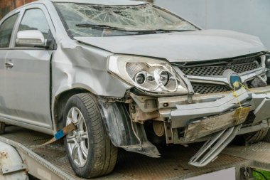 Kırık gri araba yaklaş. kaza konsepti