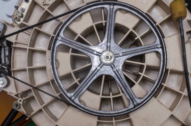 Çamaşır makinesi tamiri. Kemer silindirli çamaşır makinesi motoru