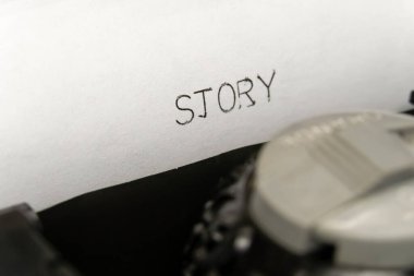 Yazılı metni eski bir daktiloda kapat