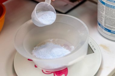 Kuaför seti terazide ölçüm kabı