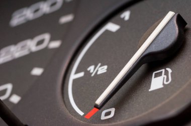 Yakından kontrol paneli benzin göstergesi, yakıt göstergesi, arabada benzin deposu var. Şarjör. Benzin sensörü