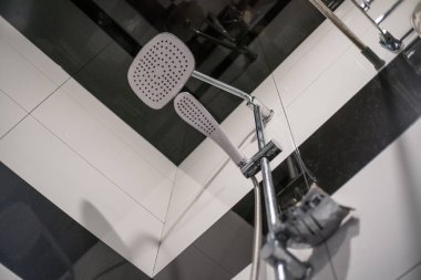 Banyodaki yağmurları kapat, modern iç mekan. Siyah ve Beyaz Banyo