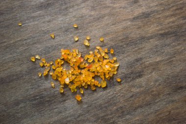 sarı cam süsleme parçaları ya da ahşap masa üzerinde sarı deniz tuzu