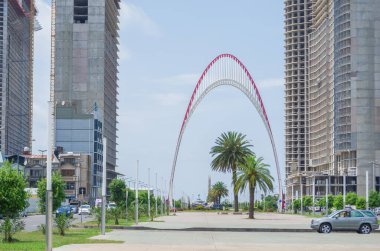 İnşaat alanındaki inşaat vinci olan binalara bak