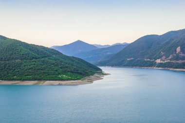 Dağ tepelerinin manzarası, güzel gölü olan dağ manzarası.