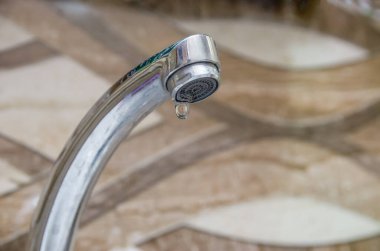 Musluğun suyla yakın görüntüsü