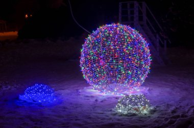 Yeni yıl sokakta büyük bir ışık topu; yeni yıl, Noel