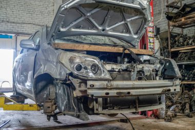 Kazadan sonra kaputu açık gri bir arabanın yakın çekimi.