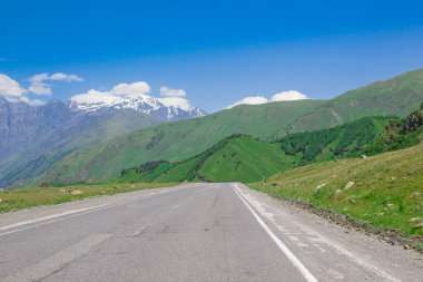 Dağ tepelerine giden yol, dağ manzarası.