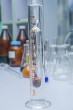 Laboratuvar termometresi, hidrometre ve ölçüm silindiri