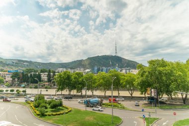 Tiflis, Gürcistan - 29 Haziran 2019: Tiflis, TV kulesi, güneşli hava yolu
