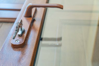 İç kapı kolu ve anahtar kilidinin yakın plan görüntüsü. Giriş ya da balkon kapısı, fotoğraf dışarıda.