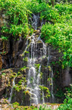 Dashbashi Kanyonu, Tsalka bölgesinde şelaleler, Gürcistan Yazın güneşli bir günde, dikey fotoğraf
