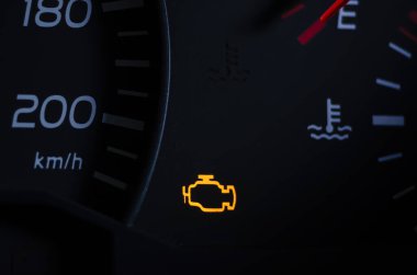 Araç torpido gözünde sarı ışıklı motor hatası işareti. Kapatın.