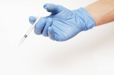 Mavi eldivenli şırınga