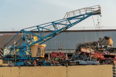 Vinç, hurda metali yüklüyor. Endüstri. Hurda metal teslimatı.