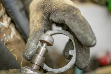 Arabanın vites kutusundaki dişliler kapalı..