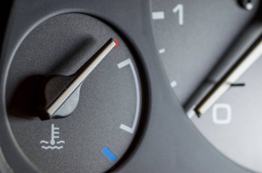 Arabanın motoru, aracın gösterge panelindeki serin ışık, sürücüyü sıcak motor ısıtmasını beklemesi için uyaran sensör.