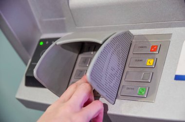 ATM / banka makine tuş takımında el kamerasının PIN / geçiş kodunu girerken görüntüsü
