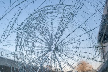 Görüntünün ortasında bir delik olan kırık bir araba ön camı. arkaplan, doku