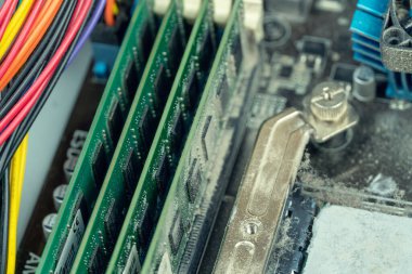 Anakartın tozlu DDR 'ı. Bilgisayar ekipmanlarının onarımı ve temizlenmesi için servis.