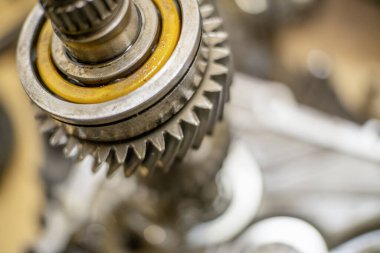 Arabanın vites kutusundaki dişliler kapalı..