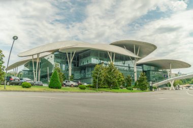Tiflis, Gürcistan - 29 Haziran 2019: Tiflis Devlet Hizmet Salonu, güneşli bir günde. Modern yapı mimarisi