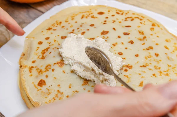 Mãos Femininas Distribuir Recheio Queijo Cottage Uma Panqueca Fina Perto — Fotografia de Stock