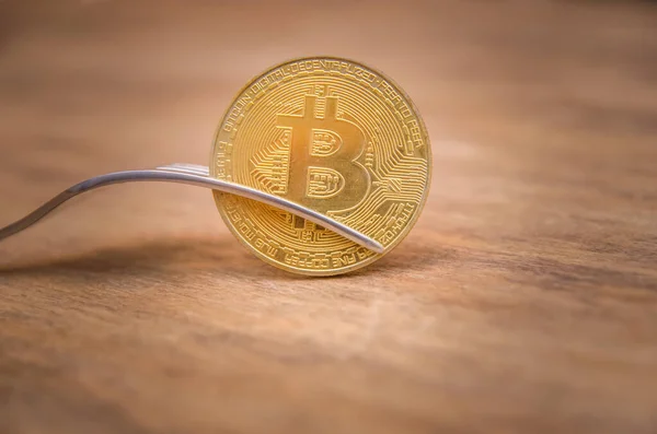 Bitcoin Bekommt Neuen Festplattenwechsel Physische Goldmünze Unter Der Gabel Krisenkonzept — Stockfoto