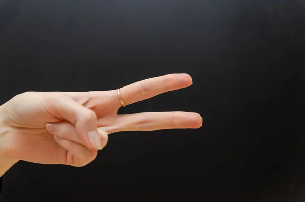 Mão Feminina Mostrando Dois Dedos Para Cima Paz Símbolo Vitória — Fotografia de Stock