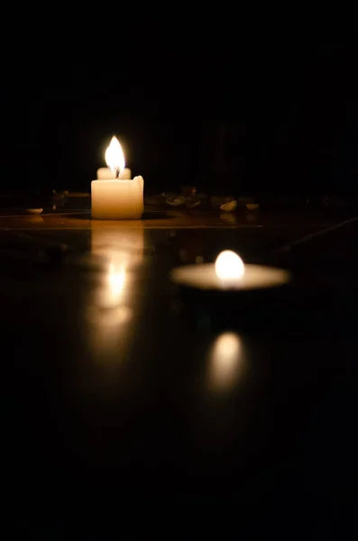 Candele Accese Buio Con Una Copia Dello Spazio Concetto Magia — Foto Stock