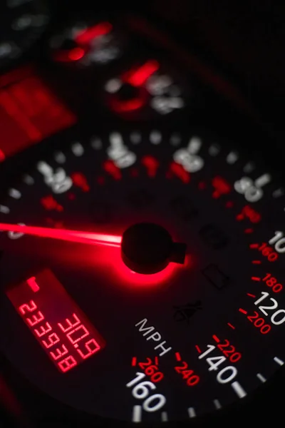Bilens Instrumentbräda Hastighetsmätare Med Rött Bakgrundsljus Natten Närbild Vertikalt Foto — Stockfoto