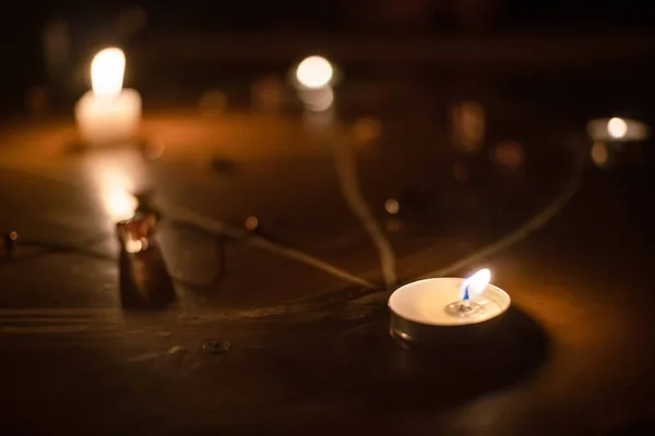 Pentagram Geschilderd Vloer Kaarsen Branden Kralen Liggen Schelpen Zijn Verspreid — Stockfoto