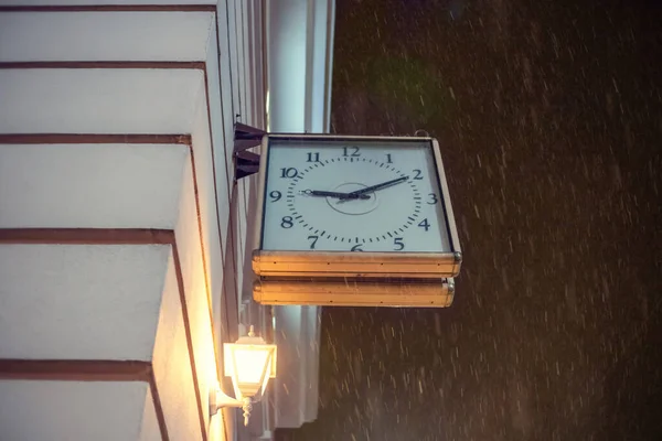 Reloj Cuadrado Colgando Pared Calle Por Noche Copiar Espacio —  Fotos de Stock