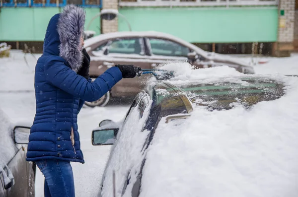 Usuwanie Śnieżnej Dziewczyny Samochodu Zimą Podwórku Pędzlem — Zdjęcie stockowe