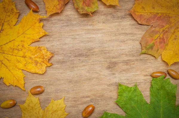 Herbst Hintergrund Der Herbstblätter Auf Dem Holzbrett Draufsicht — Stockfoto