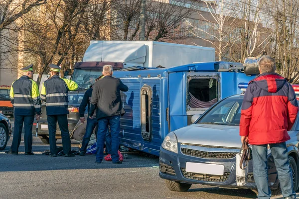 Olycka Vägen Staden Solig Dag Inverterad Minibuss Blå Körbanan Polisen — Stockfoto