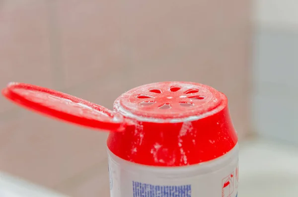 Productos Limpieza Cerca Fondo Azulejos Baño Tapas Rojas Detergentes — Foto de Stock