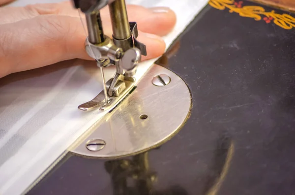 Руки Женщины Которая Пришивает Старой Швейной Машинке Крупным Планом — стоковое фото