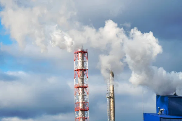 Gyár Füstölgő Csövek Háttérben Szürke Kék Napsütéses Időben Környezetszennyezés Ökológia — Stock Fotó