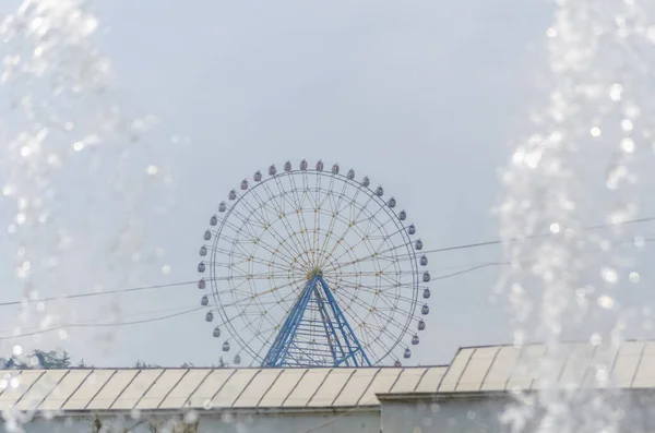 Ferris Wheel Colored Cabins Amusement Park Stream Fountain Sides Sunny — Stock Photo, Image