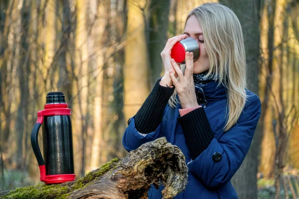 Seorang Gadis Pirang Muda Minum Teh Dari Cangkir Termos Hutan — Stok Foto