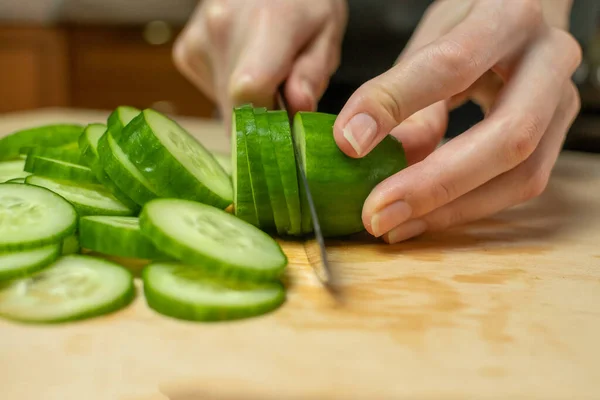 Las Manos Las Mujeres Cortan Pepino Fresco Círculos Tablero Madera — Foto de Stock